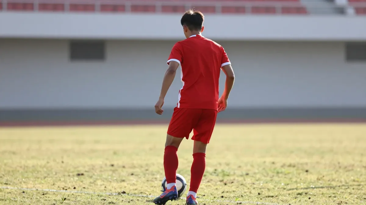 El defensa del Sporting de Gijón disputará el clásico ante el Real Oviedo este domingo tras recibir permiso de la RFEF...