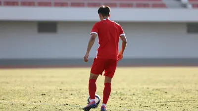 Sporting de Gijón defender Andrés Cuenca will play in Sunday's derby against Real Oviedo after the RFEF allowed him to...