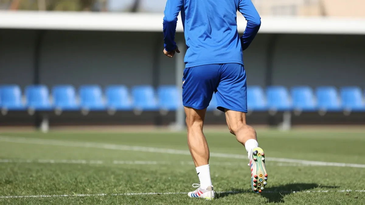 El Real Oviedo retomó los entrenamientos este martes en El Requexón con la incorporación de Alexandru Isfan al trabajo...